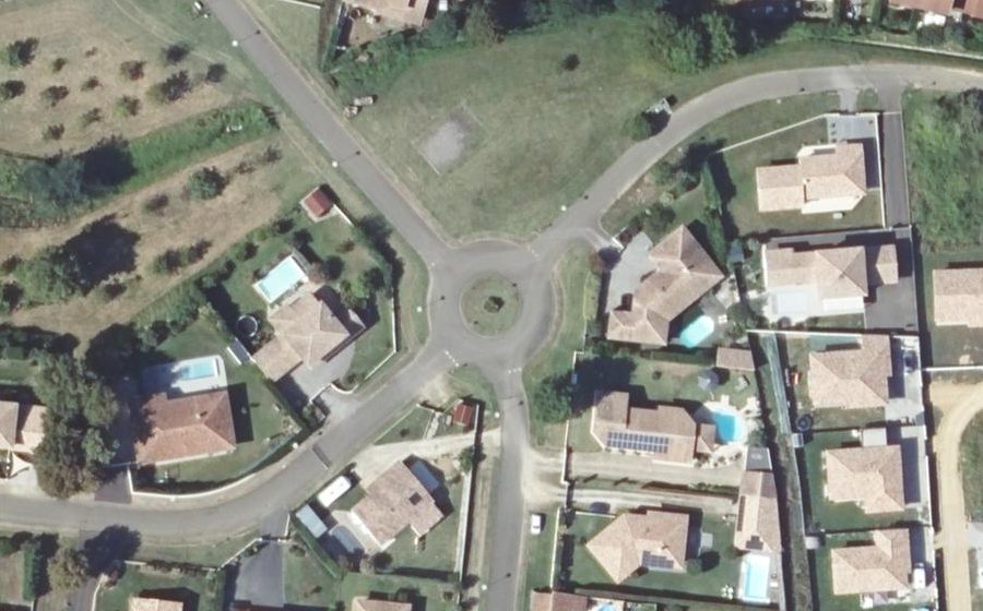 Vue aérienne du Rond-point anonyme n°240822136
