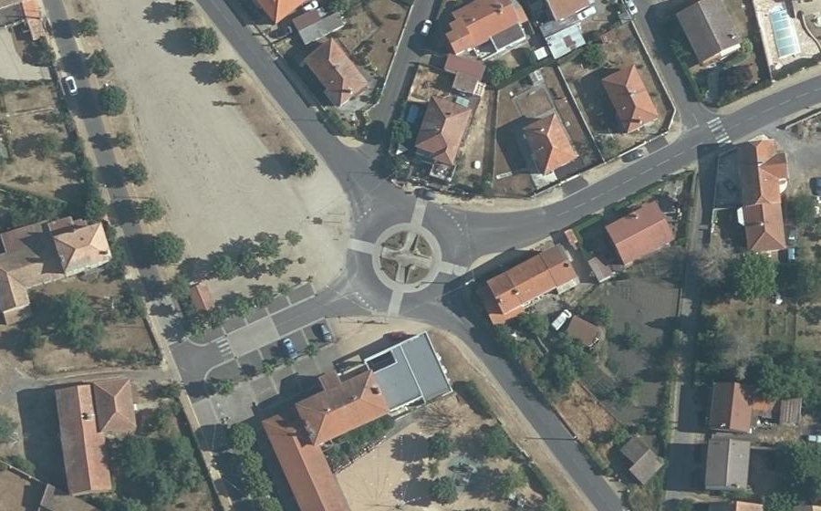 Vue aérienne du Rond-point anonyme n°240832008