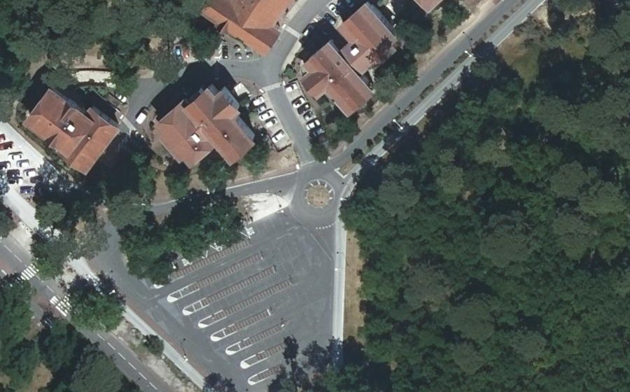 Vue aérienne du Rond-point anonyme n°240836034