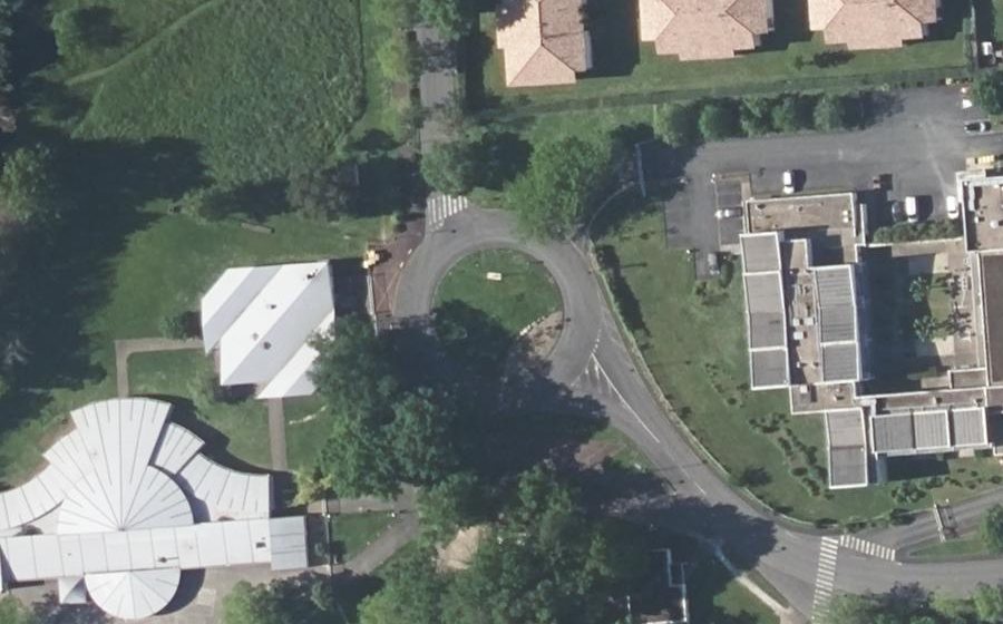 Vue aérienne du Rond-point anonyme n°240886436