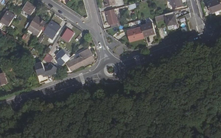 Vue aérienne du Rond-point anonyme n°240944218