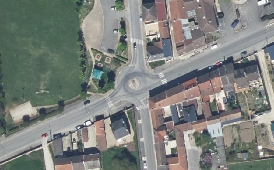 Vue aérienne du Rond-point anonyme n°240951468