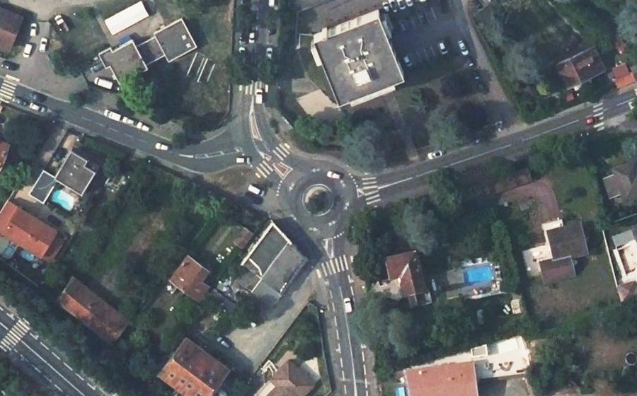 Vue aérienne du Rond-point anonyme n°24097292