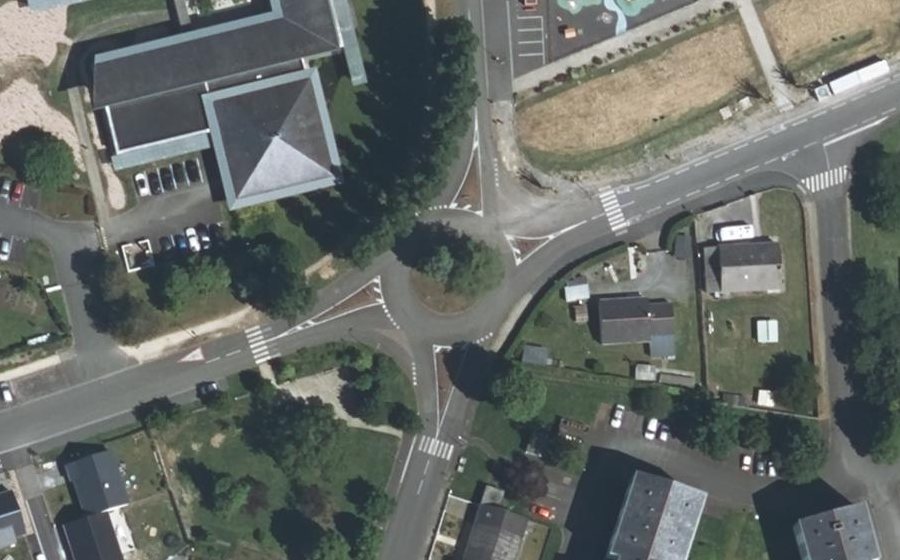 Vue aérienne du Rond-point anonyme n°240985830
