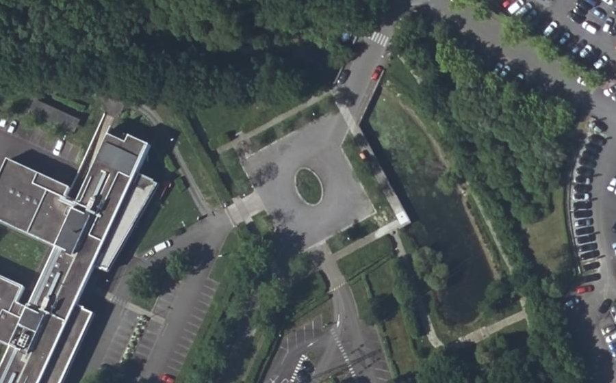 Vue aérienne du Rond-point anonyme n°240991122