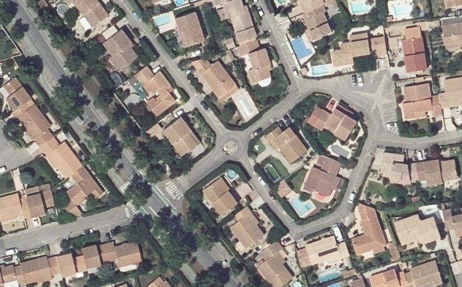 Vue aérienne du Rond-point anonyme n°241011330
