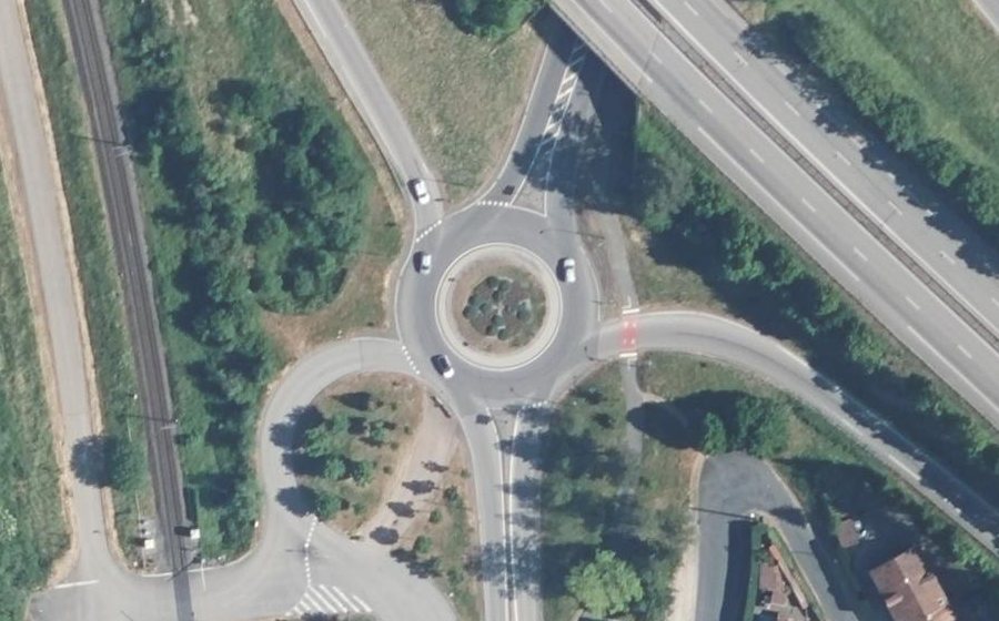 Vue aérienne du Rond-point anonyme n°241020553