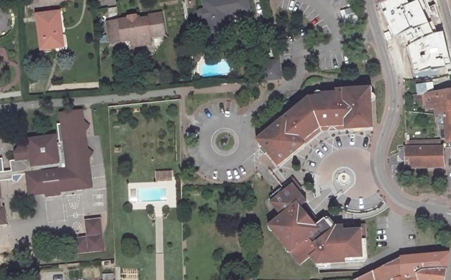 Vue aérienne du Rond-point anonyme n°241132702
