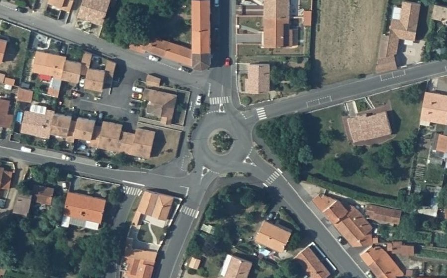 Vue aérienne du Rond-point anonyme n°241241195