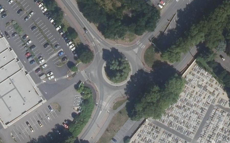 Vue aérienne du Rond-point anonyme n°241259816