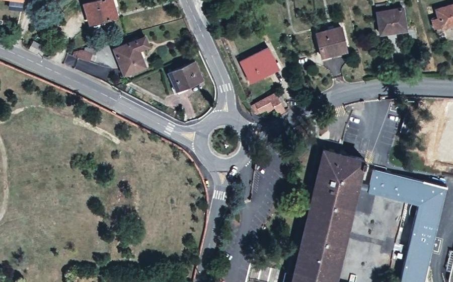 Vue aérienne du Rond-point anonyme n°241270069