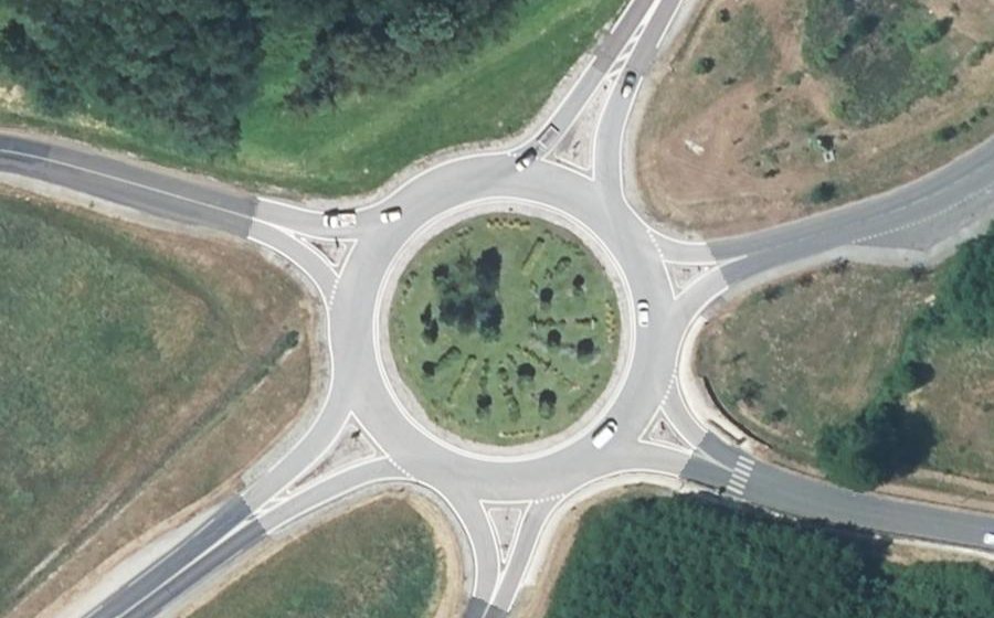 Vue aérienne du Rond-point anonyme n°241292660
