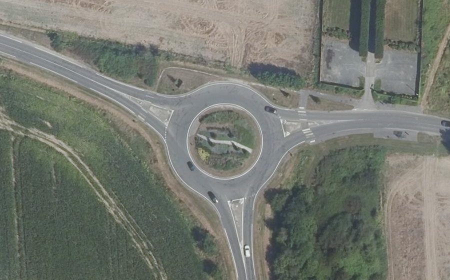 Vue aérienne du Rond-point anonyme n°241306520