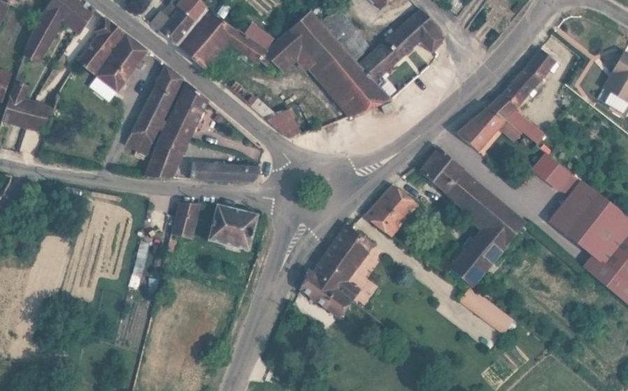 Vue aérienne du Rond-point anonyme n°241317023
