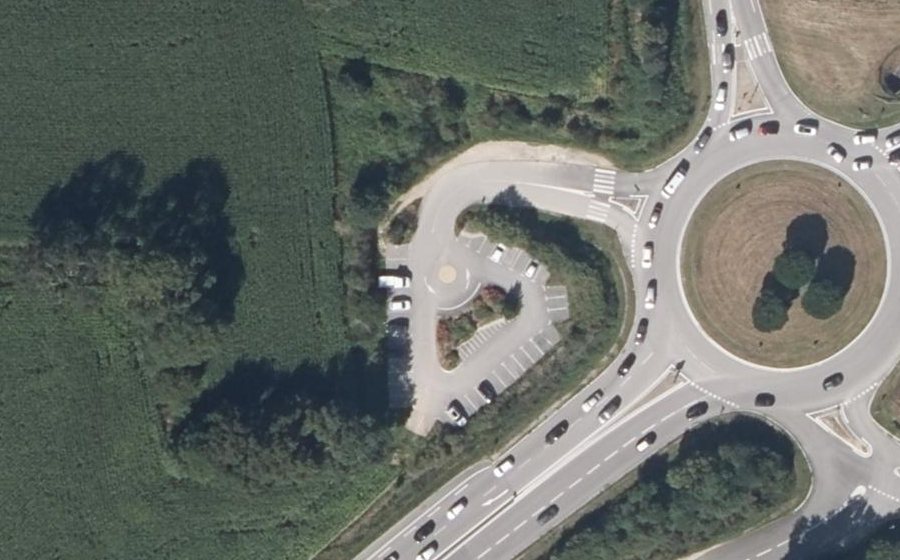 Vue aérienne du Rond-point anonyme n°241349098