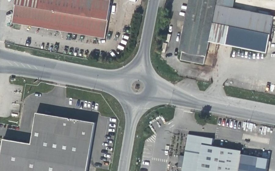 Vue aérienne du Rond-point anonyme n°241353516