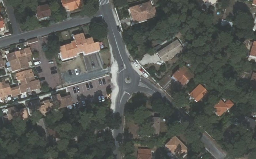 Vue aérienne du Rond-point anonyme n°241390057