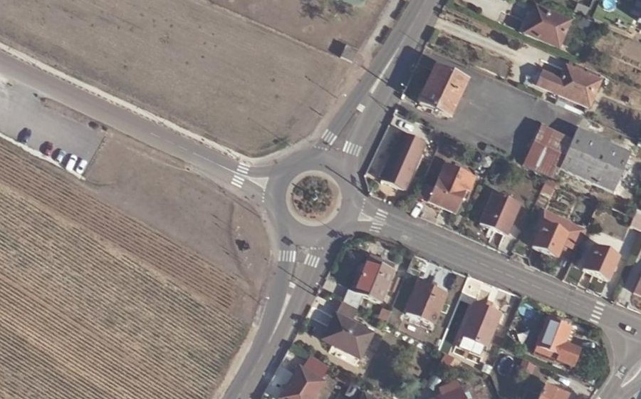 Vue aérienne du Rond-point anonyme n°24145054