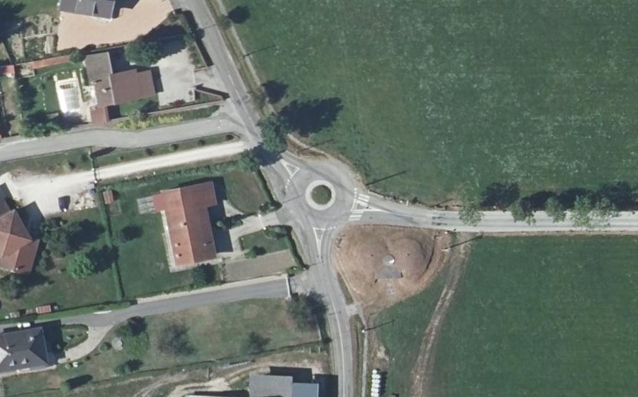 Vue aérienne du Rond-point anonyme n°241489179