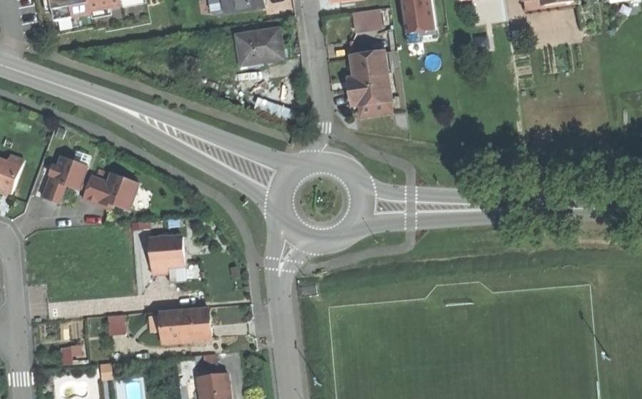 Vue aérienne du Rond-point anonyme n°24150546