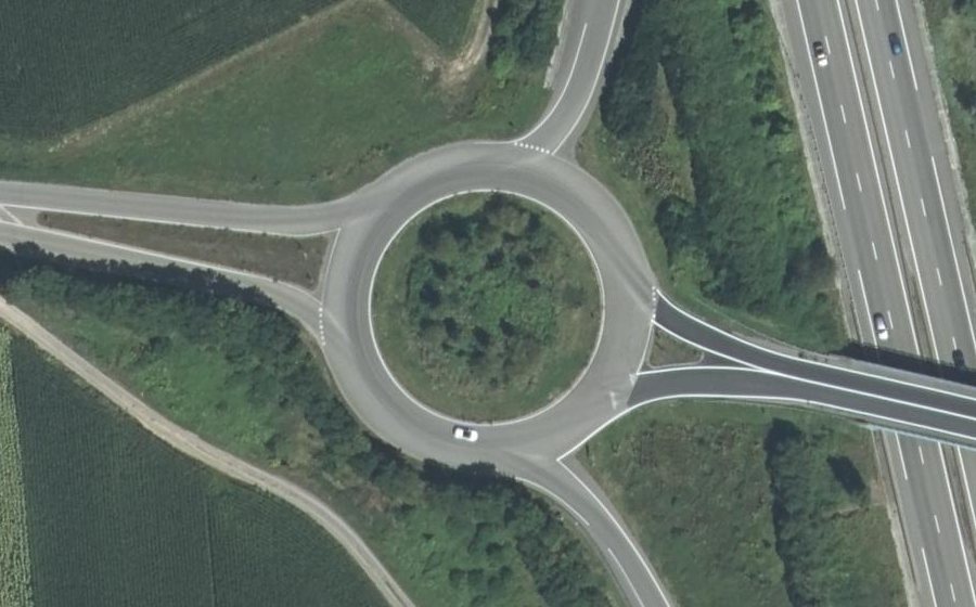 Vue aérienne du Rond-point anonyme n°24150841