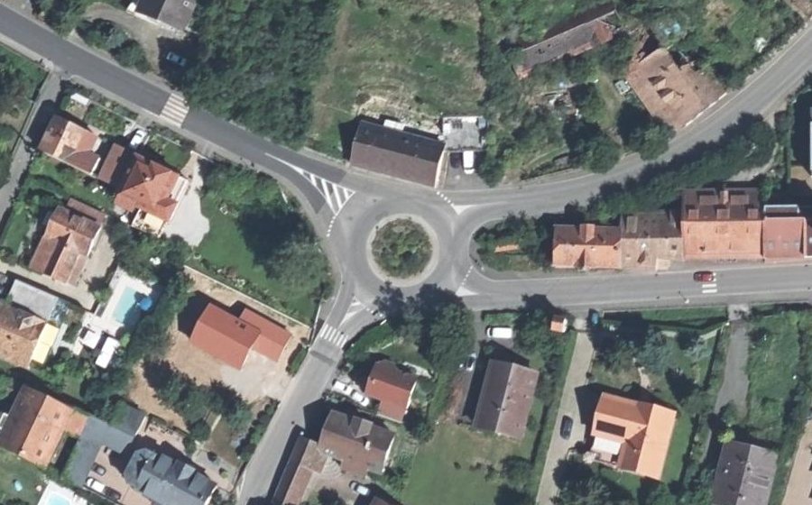 Vue aérienne du Rond-point anonyme n°24151073