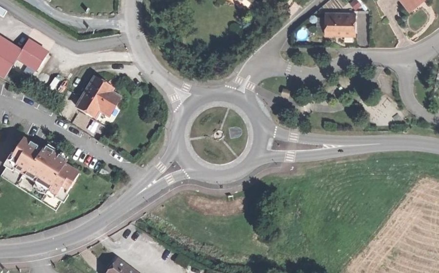 Vue aérienne du Rond-point anonyme n°24151184