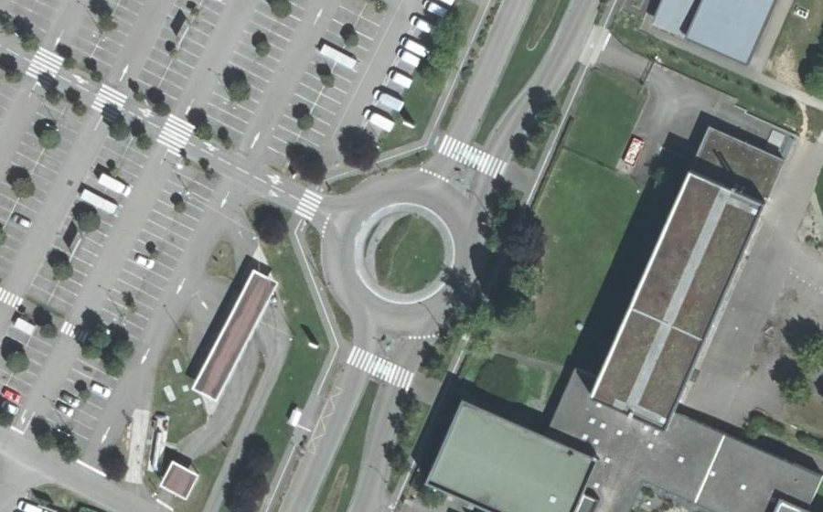 Vue aérienne du Rond-point anonyme n°24151716