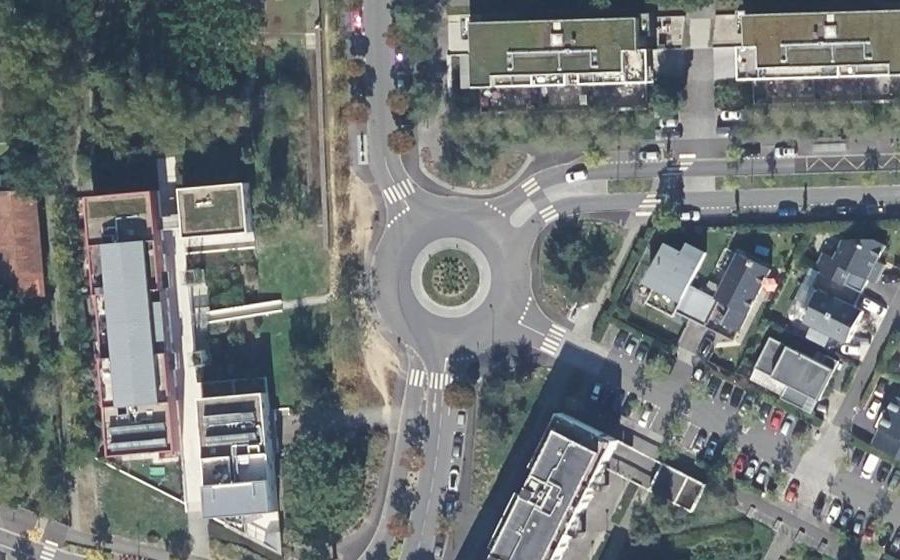 Vue aérienne du Rond-point anonyme n°24151758