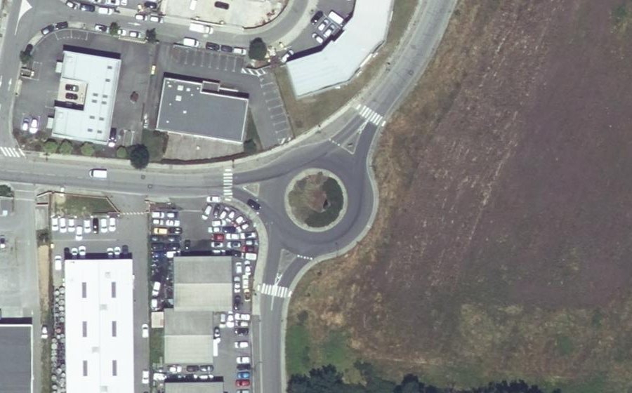 Vue aérienne du Rond-point anonyme n°241521166
