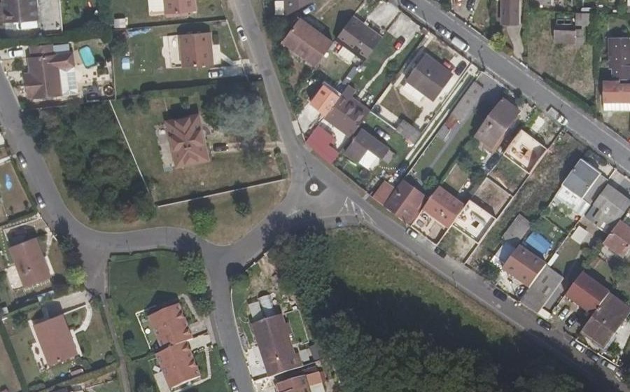 Vue aérienne du Rond-point anonyme n°241542653