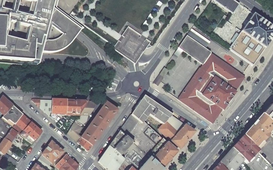 Vue aérienne du Rond-point anonyme n°241543845