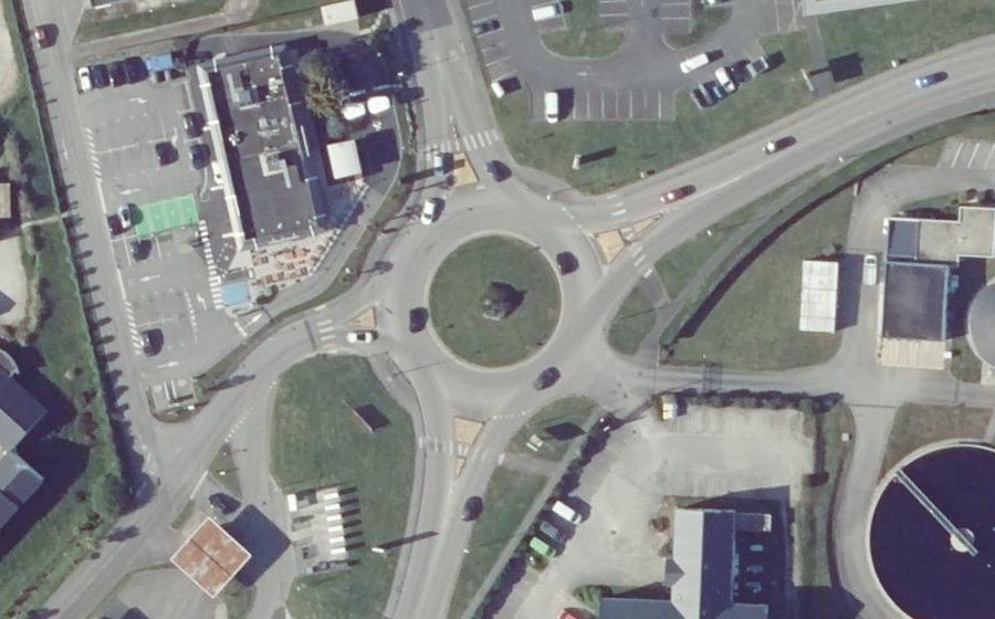 Vue aérienne du Rond-point anonyme n°241556094