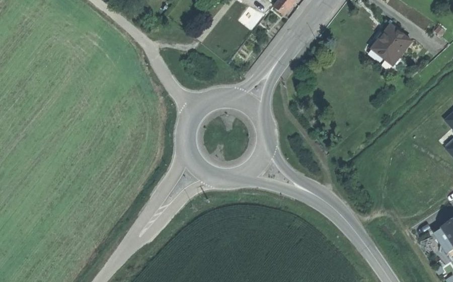 Vue aérienne du Rond-point anonyme n°24155879