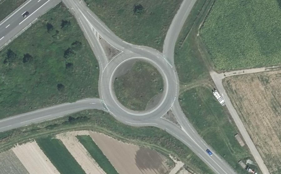 Vue aérienne du Rond-point anonyme n°24155881