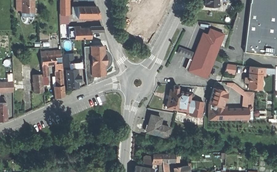 Vue aérienne du Rond-point anonyme n°24155891