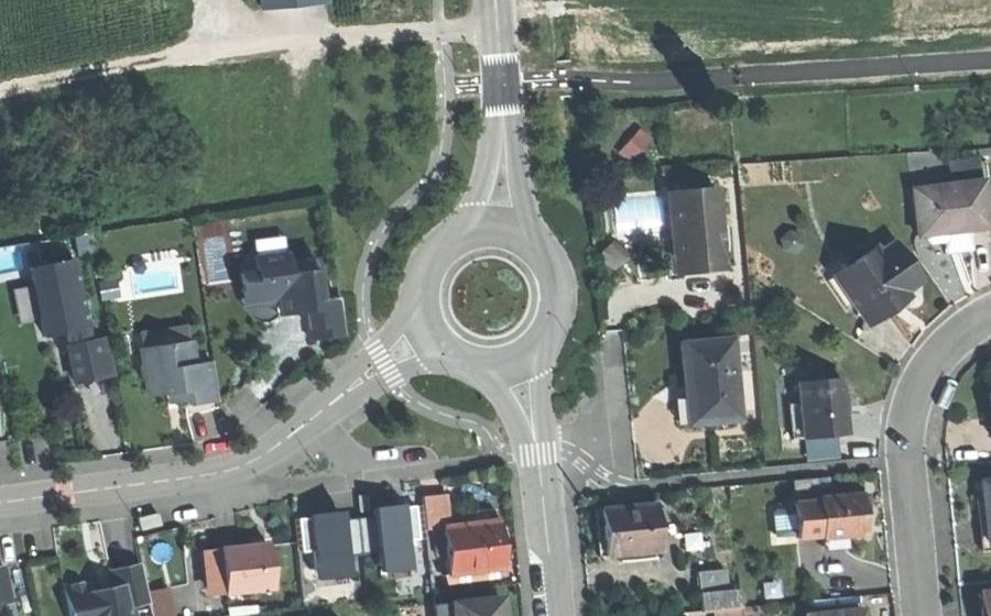 Vue aérienne du Rond-point anonyme n°24155975