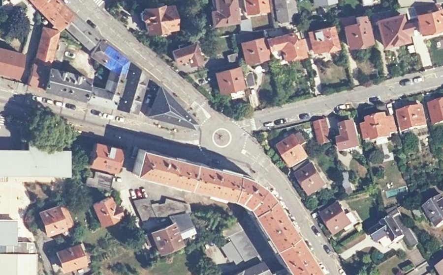 Vue aérienne du Rond-point anonyme n°24163092