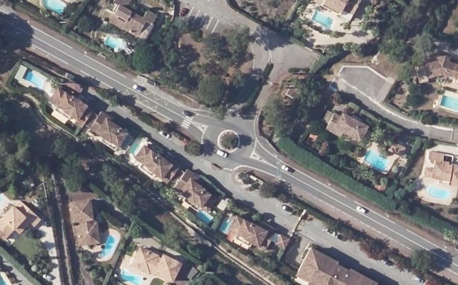 Vue aérienne du Rond-point anonyme n°241721385
