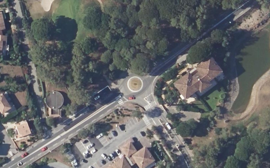 Vue aérienne du Rond-point anonyme n°241722387