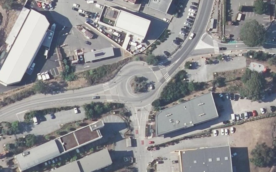 Vue aérienne du Rond-point anonyme n°241745624