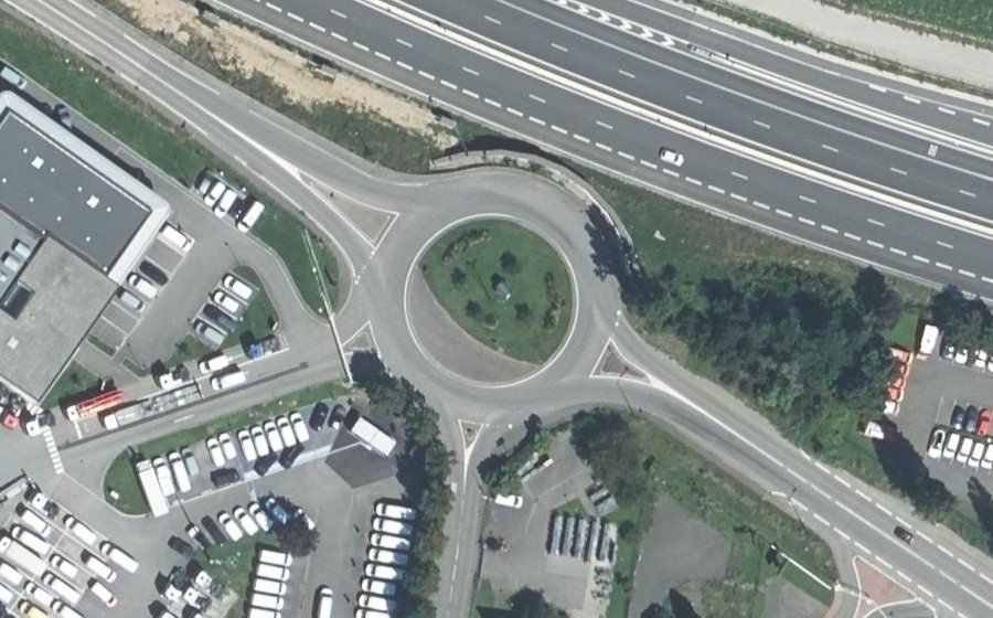 Vue aérienne du Rond-point anonyme n°241775598