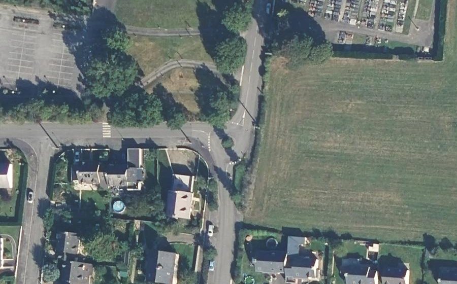Vue aérienne du Rond-point anonyme n°241791897