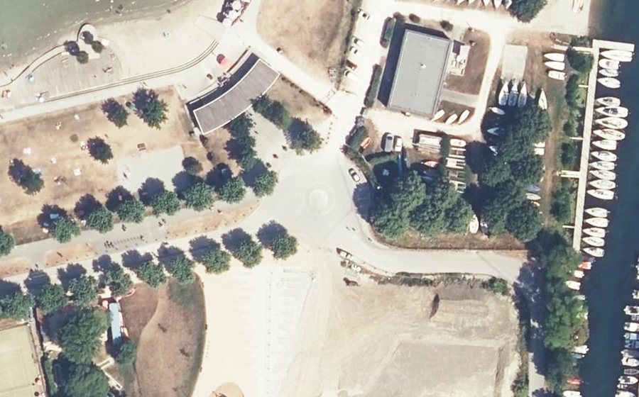 Vue aérienne du Rond-point anonyme n°241793446