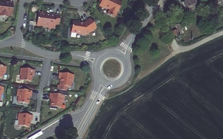 Vue aérienne du Rond-point anonyme n°24179366