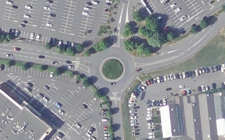Vue aérienne du Rond-point anonyme n°24179794