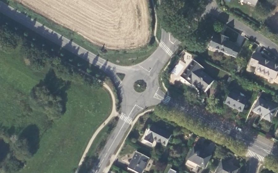 Vue aérienne du Rond-point anonyme n°24188183