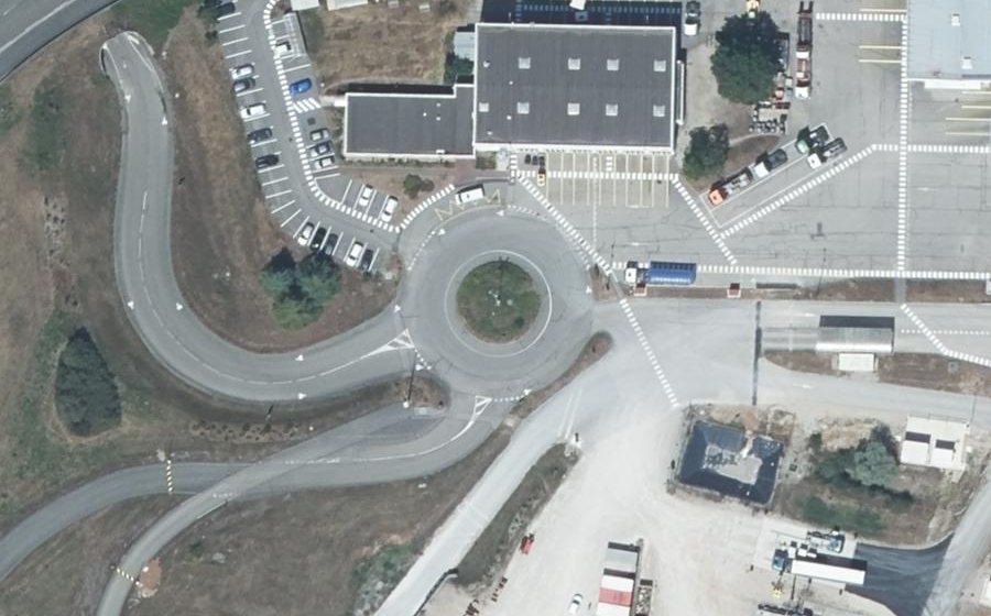 Vue aérienne du Rond-point anonyme n°241890876