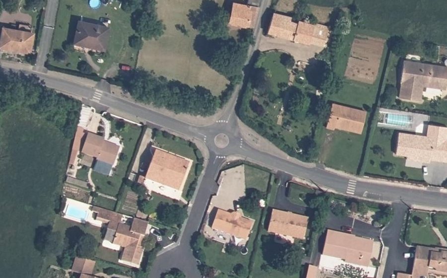 Vue aérienne du Rond-point anonyme n°241919316