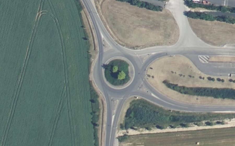 Vue aérienne du Rond-point anonyme n°241932621